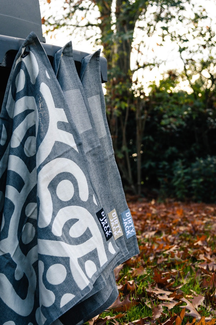 DIRTY JACK Kochtuch | Charcoal – Desert Sand Label